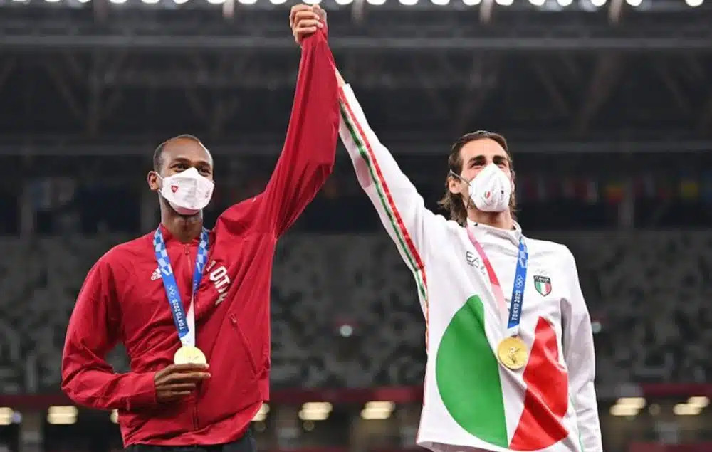 Campeões Olímpicos de Tóquio em 2020 de salto em altura, Mutaz Essa Barshim, do Catar e Gianmarco Tamberi, da Itália.